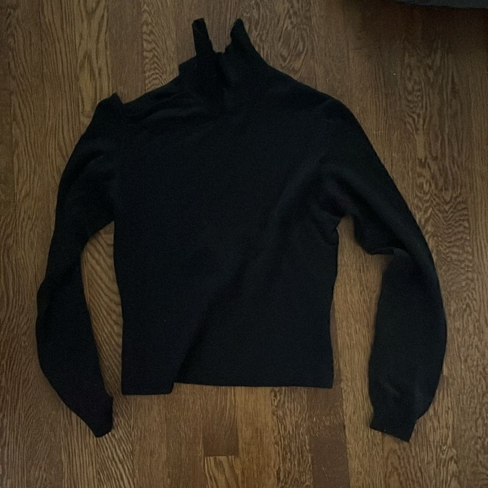 Bill Blass black cashmere shoulder cutout sweater - Picture 4 of 4